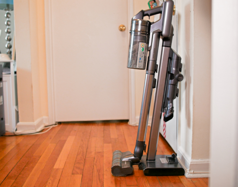 Samsung Jet 90 cordless vacuum featuring powerful suction and a modern design for efficient cleaning.